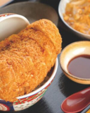 霧島連山に見立てた雄大なカツ丼